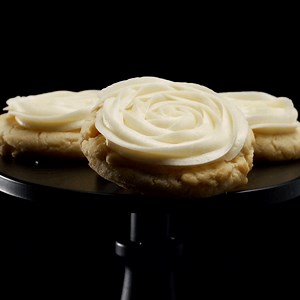 For the first time ever, we are swapping flavors mid-week! 🎉 Starting tomorrow (8/4), Mango Frozen Yogurt will be replaced with another NEW flavor: 🧁 VANILLA CUPCAKE A warm sugar cookie topped with creamy vanilla flavored cream cheese frosting. ﻿ Taste this delicious new cookie and order through the app now! ﻿ 📲http://crumbl.com/app | Crumbl