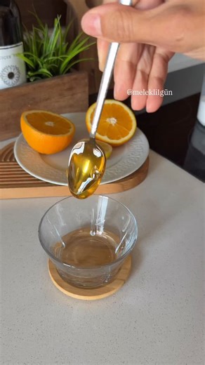 Melek Bal on Instagram: "Bal, limon, portakal ve az miktar tuzdan oluşan bu karışım: • Bal → Boğazı yumuşatır, öksürüğü hafifletmeye yardımcı olur • Limon & Portakal → C vitaminiyle bağışıklığı destekler • Tuz (çok az) → Balgamın incelmesine yardımcı olabilir 👉 Sabah 1 kaşık, akşam 1 kaşık tüketildiğinde soğuk algınlığının belirtilerini hafifletmeye ve akciğerlerin daha rahat çalışmasına destek olabilir. ⚠️ İlaç yerine geçmez, destek amaçlıdır. #soğukalgınlığı #balınfaydaları #bağışıklık #prati