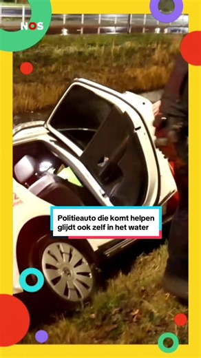 Het is glad op de weg! 🥶 Agenten die een bestuurder kwamen helpen, gleden ook zelf met hun politieauto in de sloot. 🚓 #jeugdjournaal #glad #politie