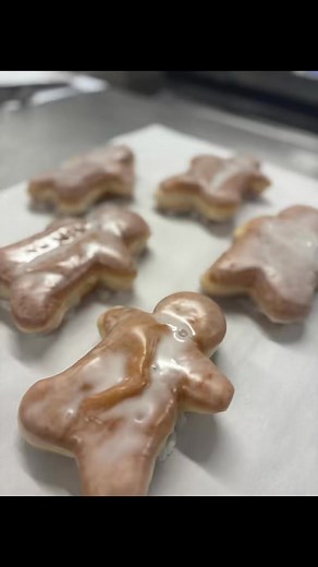 🎄Gingerbread Donuts✨ Festive gingerbread–spiced donuts shaped like classic gingerbread men, finished with a warm holiday glaze. #gingerbreadmen #baking #glazed #donuts #festive #chritsmastime🎄☃️🎄 #janespantry #cosy #seasonal | Janes Pantry