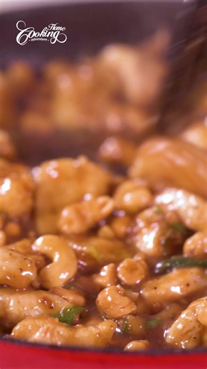 Ready for a quick meal? 🌟 This Easy Cashew Chicken recipe is perfect for busy nights! Tender chicken, crunchy cashews, and a savory sauce all come together in 30 minutes. For full recipe, visit: https://www.homecookingadventure.com/easy-cashew-chicken/ | Home Cooking Adventure