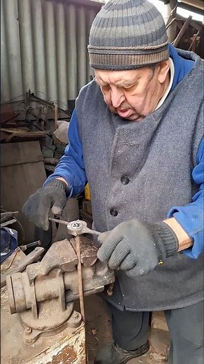 Thread cutting with a die – clean and precise #diy #diyprojects #metalworking #handtools #machining