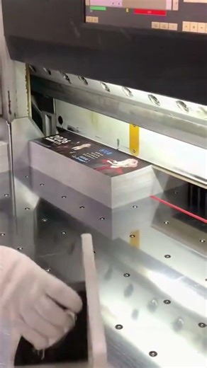 Cutting many pamphlet papers neatly using a special paper cutting machine today at work quickly now.