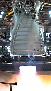 Teste do Motor RS-25 🔥 Recentemente a equipe do Centro Espacial Stennis da NASA realizou mais um teste perfeito do motor RS-25 na bancada Fred Haise, no Mississippi. O motor de certificação E020002 (o segundo produzido com processos modernos, incluindo impressão 3D) foi ligado por exatos 500 segundos (o mesmo tempo que queima num lançamento real) e chegou a 111% de potência — gerando impressionantes 512 mil libras de empuxo (mais de 232 toneladas-força). Quatro desses monstros formam o coração 