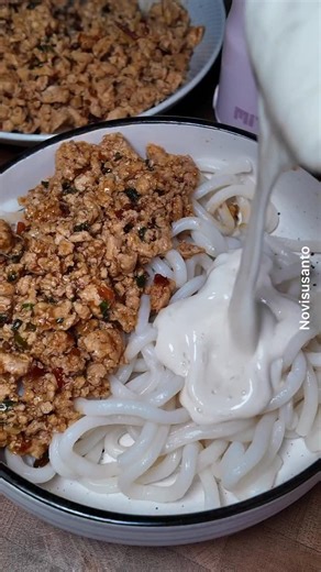 Novi Susanto on Instagram: "Rame banget dari kemarin pada bikin creamy mapo tofu udon ini, dan ternyata rasanya beneran secreamy, senagih dan seenak itu gengs! Aku jamin bakalan bikin kalian ikutan pengen bikin juga si inimah Masak-masaknya juga makin simpel karna aku tuh pake produk baru MITO Hand Blender HB100 ini! Ada spesial diskon saat kalian checkout di official shop @mito.id pakai kode voucher aku: MITO25NOV Bahan : 1 block silken tofu udon Ayam giling 2 siung bawang putih cincang Daun ba