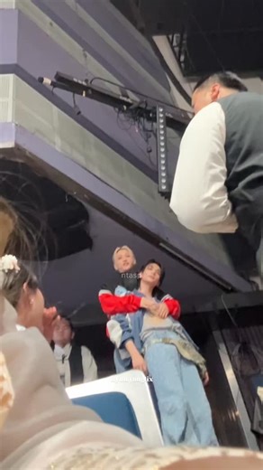 @hyun.yonglix on Instagram: "THE HYUNLIX BACK HUG felix saying ‘woah namja’ while touching hyunjin’s biceps Oh my god hyunjin was reallllyyy leaning into felix theyre so cute #straykids #hyunlixmoment #hyunlixcouple #Hyunlix #felix"