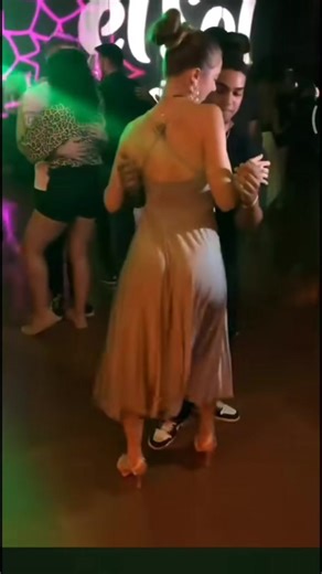 Her kapalı giyinenin namuslu olmadığı gibi her açık giyinende namussuz değildir sonuç olarak herkes kendi namusundan sorumludur başkası kimseyi ilgilendirmez orço lar namus bekçiliği Yapmasın #leylimley #lezginka #brasil #halay #çeko