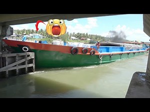 Careless Captain Causes Barge to Hit Warning Sign and Fall Into River in Seconds