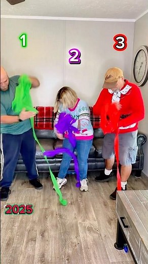 Competitve UNRAVEL your STREAMER as fast as you can to win this hilarious Christmas game 😂