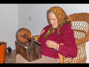 Using Primitive Yarn Winders the Traditional Way