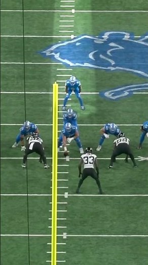 They call him Knuckles for a reason 👊 | David Montgomery delivers a takeout chip block