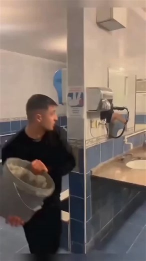 craw😂❤️‍🔥 on Instagram: "1990년 개봉한 영화 **〈나홀로 집에(Home Alone)〉**는 단순한 가족 코미디를 넘어, 혼자 남겨진 한 아이의 용기와 따뜻함을 담아낸 작품입니다. 크리스마스의 화려한 장식과 밝은 음악 뒤에는, 케빈이 느끼는 외로움과 성장의 순간들이 자연스럽게 스며 있습니다. 처음엔 집에 혼자 남았다는 사실이 마치 해방된 듯 신나 보이지만, 시간이 지날수록 조용한 집 안 곳곳에서 케빈이 맞닥뜨리는 고요한 감정들이 더 깊이 다가옵니다. 빈 식탁, 적막한 밤, 멀리서만 들리는 캐럴 소리… 이런 순간들이 영화의 분위기를 더욱 따뜻하면서도 쓸쓸하게 만들죠. 하지만 이 영화가 오래 기억되는 이유는, 결국 케빈이 혼자서도 두려움을 이겨내고 집을 지켜내는 모습 때문입니다. 장난기 가득한 함정들과 소동 속에서도, 어린 아이의 순수한 용기와 가족을 향한 그리움이 자연스럽게 묻어납니다. 많은 사람들이 “왜 매년 겨울만 되면 이 영화를 다시 보게 될까?”라고 말