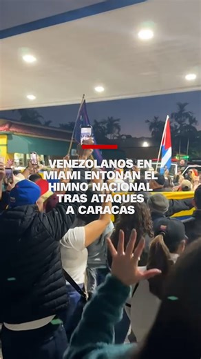En las afueras de un popular restaurante de El Doral, en Miami, venezolanos se reunieron este sábado tras los ataques de EE.UU. a Caracas y otras ciudades y la captura del presidente de #Venezuela, Nicolás Maduro. | CNN en Español