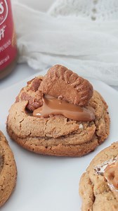 Cookie de malade au spéculoos et marshmallow ! Je fonds littéralement pour ces délicieux cookies! Il m’a fallu du temps pour créer ce type de pâte en effet il m’a fallu plusieurs fournées pour arriver à ce résultat ! Et pour tout vous dire je fan !! Les cookies sont croustillants et fondants à cœur !!! Ne parlons pas des marshmallows !! La texture est indescriptible. Cette recette est inédite elle se trouve sur le ebook mes delicieuses recettes vendu sur mon site lien en bio. #cookie#cookies#gat