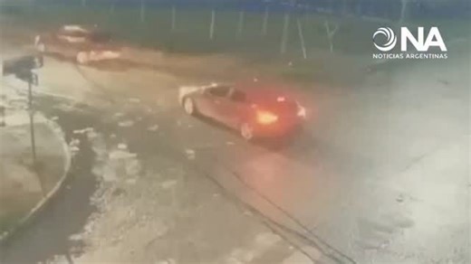 Hechos y Derecho on Instagram: "🚨Confirmaron oficialmente que los tres cuerpos hallados en Florencio Varela son los de Brenda Castillo (20), Morena Verri (20) y Lara Morena Gutiérrez (15) Una cámara de seguridad las registró subiendo a una camioneta Chevrolet Tracker con patente adulterada, en La Tablada. Circulan distintas hipótesis en torno al móvil del triple femicidio: ajuste de cuentas narco, venganza por un caso de "viudas negras" y trata de personas. La investigación recién comienza. Vid