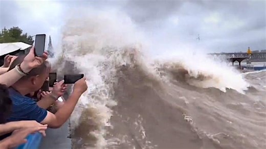 Tourists film tidal wave with cell phones and underestimate the danger