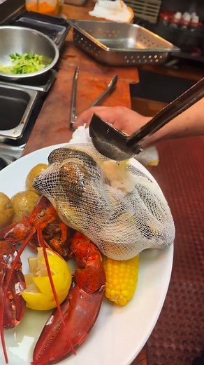 Sundays are for lobster 🦞🥂 Enjoy our Maine Lobster & Prosecco Special — Includes one pound hard shell lobster, steamer bag of clams or mussels, boiled potatoes, sweet corn on the cob, a split of Maschio Prosecco Brut. #banksseafoodkitchen | Banks' Seafood Kitchen and Raw Bar