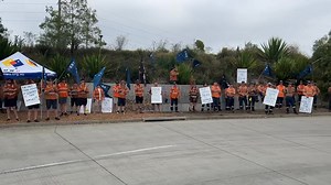 DOWNER AND PROGRESS RAIL WORKERS UNITED Today workers from Downer EDI Rail and Progress Rail united on the picket line in joint solidarity against their employers, who are both refusing to respect their workers’ value! On Friday, Downer EDI Rail workers walked off the job for an initial 24 hours, after already enacting a rail car shunting ban. Members have continued their stoppage all this week and have not returned to work. Progress Rail workers, who are also running a campaign for a fair deal,