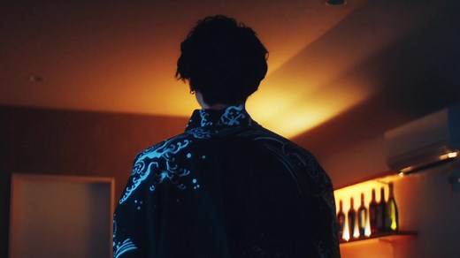 桜夜才臣と由利ユリの冷たい瞳 - 恋と弾丸キスシーン