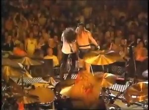 MTV News - Guns N' Roses at Alpine Valley Music Theatre, '91. This was the first show that Axl made with his foot injured. At the end of the show, in the backstage he said "It has blisters and it hurts like hell but we're still rockin'." #gnr #GnfnR | Guns n' f 'n Roses.It - Nightrain Italia Fanpage
