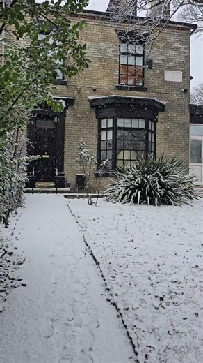 There isn’t a season that passes without the studio taking on its own kind of magic. Each one arrives with a distinct mood, light, and energy, and every time it feels utterly mesmerising in its own way. This morning, we returned to the mat for a Yin practice to guide us through the heart of mid-winter. Outside, the snow fell steadily, softening the world and turning everything white, as if we were practicing inside a snowglobe. Inside, the studio was safe and quiet, breath slowing, bodies settli