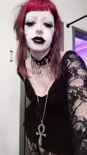 Who’s that clown in the back #goth #gothgirl #tradgoth #gothgf #gothic