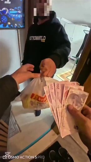 A delivery man in Turkey was shocked when someone threw money at him in a humiliating way after he reported that the order was late. But the delivery man's reaction was unexpected, because he took revenge and answered him.