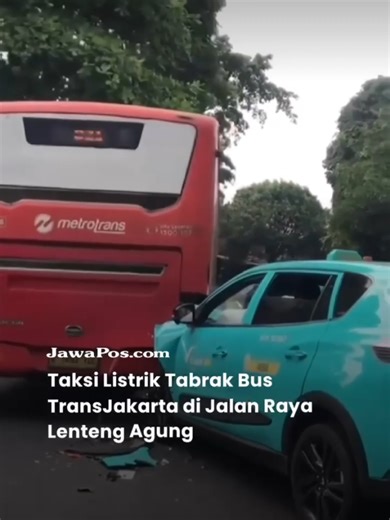 Insiden kecelakaan lalu lintas yang melibatkan taksi listrik Green SM dan sebuah bus TransJakarta terjadi di Jalan Raya Lenteng Agung, Jagakarsa, Jakarta Selatan, pada Selasa (13/1/2026). Peristiwa tersebut berlangsung di salah satu ruas jalan yang dikenal memiliki volume kendaraan cukup padat. Hingga kini, pihak berwenang belum merilis keterangan resmi terkait kronologi lengkap kecelakaan tersebut. Namun berdasarkan visual yang beredar, kedua kendaraan tampak mengalami benturan saat melintas di