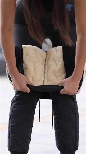 🧊 Chaque hiver, c’est la même histoire : vous restez enfermé pour éviter le froid. Imaginez pouvoir sortir dehors en plein hiver et ne plus rester déprimer chez vous. Ce pantalon MIVO change tout, testé par -30°C, il vous rend l’hiver supportable même sous la neige. 💨 Sa technologie thermique garde la chaleur sans vous faire transpirer. Plus besoin de superposer 3 couches pour sortir marcher, déneiger ou jouer dehors. 🧥 Vous restez actif, au chaud, libre de vos mouvements même quand le vent g