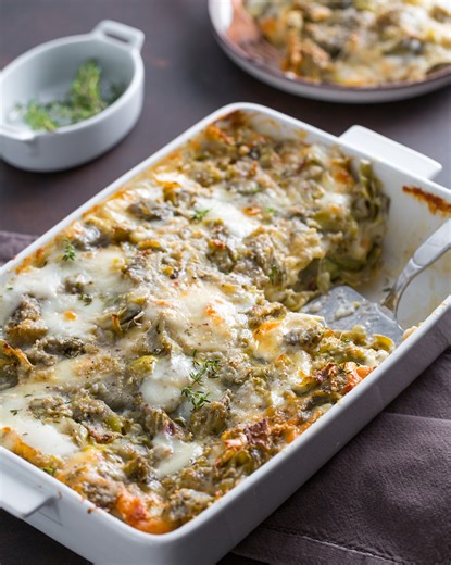 Lasagna ai carciofi 💚👇 Che buona 😋 La ricetta completa è qui 👉 https://ricette.giallozafferano.it/Lasagne-ai-carciofi.html | Giallozafferano