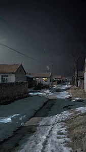 On a winter night, the first snow blankets the fields. Warm light streams through the windows of the village houses, and smoke curls up, wispy and silky, lingering in the cool air. The fire crackles, the aroma of rice fills the air, the night is quiet, and so is my heart. #village #nostalgicmemories #hometownsnowscene | Thenightscenery