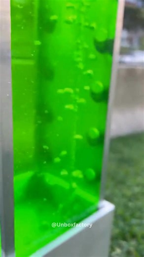 Singapore has introduced futuristic vertical algae panels along busy highways to fight urban pollution right where it’s produced. These living green walls act as biological air filters, absorbing carbon dioxide and releasing oxygen while traffic flows just a few feet away. The project combines biotechnology and urban design to improve air quality in one of the world’s densest cities. • The panels contain microalgae that naturally absorb CO₂ from vehicle emissions and convert it into clean oxygen