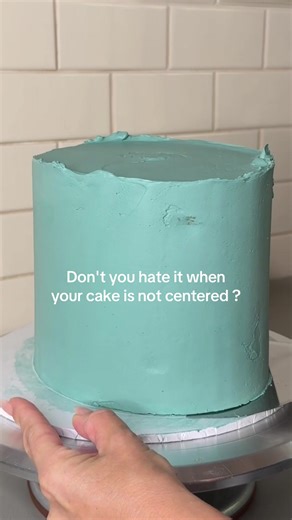 You want to make sure your cake is completely chilled before you do this tho xx 🩵✨ #cakesbysi #bakingtipsandtricks #cakedecorating
