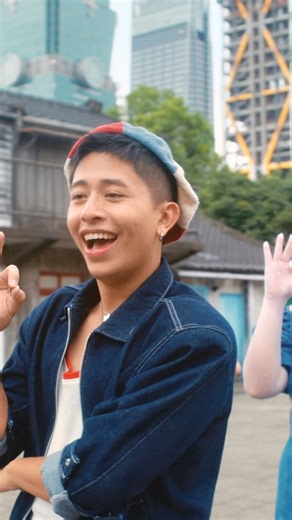 HahaTai 哈哈台 on Instagram: "「這樣的你，也很可以」 蓋瑞、羅莎莎＜我懂你的奇怪＞MV完整版在哈哈台頻道 @0901_gary @sasanitenite #哈哈台 #HahaTai #蓋瑞 #羅莎莎 #我懂你的奇怪 / 【影像製作】 製作公司｜HahaTai 哈哈台 導演｜黃鼎鈞 製片統籌｜張瑋倫 製片｜鍾憫豪 製片｜林佳慧 攝影指導｜翁悅 跟焦師｜謝東霖 攝影二助｜陳彥成 攝影三助｜陳琮皓 燈光師｜翁悅 燈助｜黃君祐 美術指導｜江惠宇 美術助理｜吳政霖 演員｜(依出場序) 少少、李翊琳、吳睿杰、洪婕倪、吳乙末、張又權、張擎佳、鄧佩華、韓承修、古天心、郟佑珊、鄭方型、林哲宇、蔡淳安、葉信霆、李晉、鄭少騏、張瑋倫、艾瑞瑞 編舞｜福福 造型設計｜鍾何謙 造型協力｜梁鈺杰 化妝師｜藍怡茜、游思婕、曾芊菱、鄒孟翰 交通組｜柯恩賜、李嘉鈞、施嘉銘、大張工作室 後期製片統籌｜張瑋倫 剪接師｜吳乙末 特效師｜吳乙末 調光｜童丞薇 混音｜悅宸錄音製作工作室 Amazing Sound Studio 主視覺設計｜黃雯苓 社群經理｜鄭少騏 社群專員｜古天心 業務開發總監｜吳睿杰 