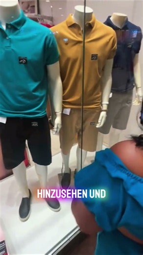 Die gruselige farbabblätternde Schaufensterpuppe