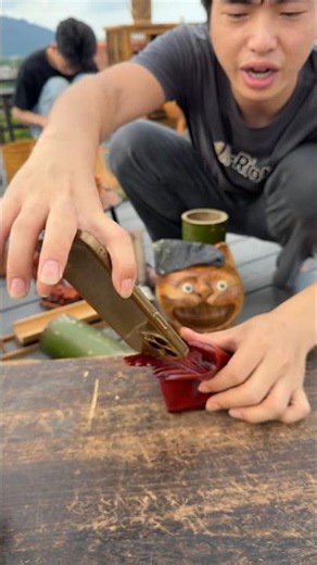 He carved two "hands" as supports. #Hand Carving #Handcrafted Crafts #Handcrafted Crafts #Handcrafte