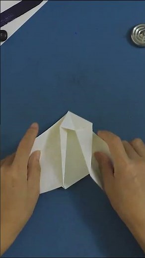 Simulation paper airplane tutorial | I have never seen a paper airplane folded like this