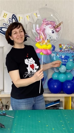 Tutorial 🩷💚💛 Genballoon shop Link in tap link in the profile header How to correctly place a foil balloon inside a bobo balloon In this video tutorial, I will show you a unique way to fix a foil balloon inside a bobo balloon. The foil balloon will not swing, tilt or bend inside the bobo balloon. I will show you how to make a decor in the form of a very cute flower and how to fix the entire set on a stick. You no longer have to worry that the balloon will deflate. Your customers will be deligh