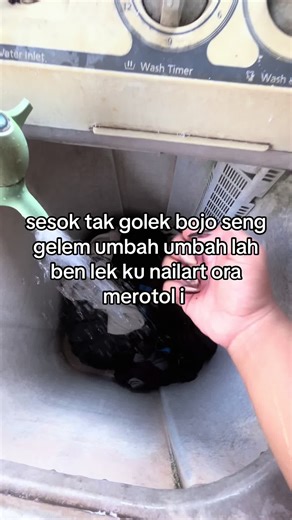 Nail Art Kreatif di Rumah