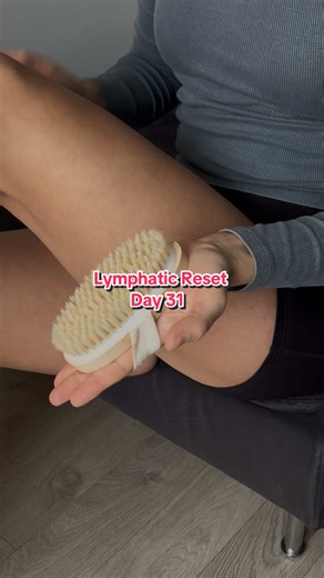 Looking for a clear way to dry brush your entire body without guessing? Drop “challenge” in the comments and I’ll send you my 7-day full body dry brushing guide to help you build confidence with the technique. Full body dry brushing supports overall lymphatic circulation, helping your body release excess fluid, boost blood flow, and feel lighter from head to toe. When practiced consistently and gently, this routine can support skin glow, reduce puffiness, and improve how your body feels daily. F
