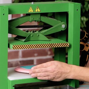 Making a phone case: the steps. | 5-Minute Crafts Family