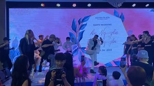 242K views · 8.6K reactions | Màn cypher của cô dâu và chú rể cùng hội dancer anh chị em Nhà trai nhà gái nhiệt quá  Kính mời quan viên hai họ và toàn thể hội hôn thưởng thức!! Chúc mừng hạnh phúc đôi bạn An và Uyên  ... © CO HI | Cổ Động | Facebook