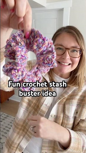 Easy Crochet Scrunchies to use up your yarn scraps 💕 #crochetpattern #beginnercrochet #stashbuster