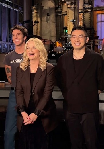 Amy Poehler Hosts SNL with Role Model Bowen