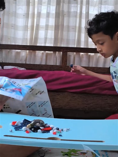 Bantu K rakit mainan lego nya. Sekarang dia tertarik sama mainan yang harus dia rakit dulu biar berasa perjuangannya wkwkwk