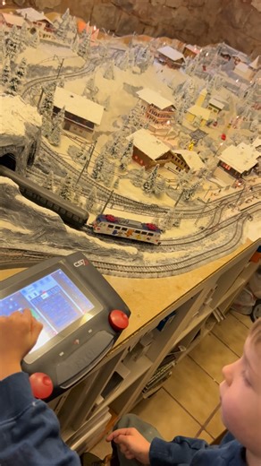 Franks MoBa-Keller on Instagram: "Hallo Freunde der Modelleisenbahn. 😊🚂🚃 Die Zukunft meiner Anlage ist gesichert!!! Bzw die Leitung darüber. Seit mein Junior weiß wie alles funktioniert darf Papa nur noch zuschauen, rein nach dem Motto "Nur gucken, nicht anfassen". 😅😂 Ob ich mich wohl daran halten werde? Wer weiß. Habt einen schönen Abend. 😊🚂🚃 (unbezahlte Werbung wegen Markenerkennung) #marklin #märklindigital #modelleisenbahn #nachwuchs #myhobby"