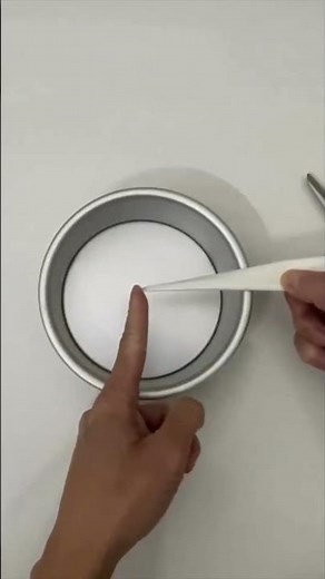 How to cut parchment paper for a round baking pan #diy
