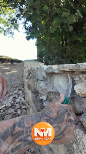 Nerac Média vous présente… Un jour avec le talent de Maçons du 47 ✨🔨👷🏼‍♂️ Nicolas, maçon passionné originaire de Nérac, met tout son savoir-faire au service de ses clients. 🧱 Amoureux de la pierre et du travail bien fait, il accorde une attention particulière à chaque détail — rien n’est laissé au hasard. Véritable artiste dans son domaine, il prend le temps de façonner des réalisations uniques, solides et esthétiques. On a hâte de découvrir ses prochains projets, qui s’annoncent aussi impre