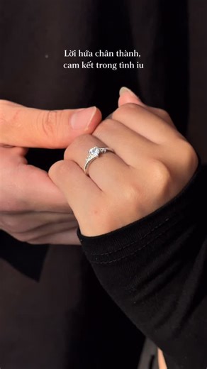 Cara Luna Trang Sức Vàng Bạc Chính Hãng on Instagram: "✨ Promise Ring - Đánh dấu mốc tình iu trong dịp Valentine. Biểu tượng tình iuu và lời hứa hẹn cả hai sẽ dành cho nhau sự chân thành trong một mối quan hệ mà cô gái nào cũng muốn 💕 🎁Set quà đầy đủ: full box hoa xịn xò kèm thiệp viết tay 🎯BẢO HÀNH TRỌN ĐỜI, miễn phí đổi hàng trong vòng 30 ngày. Có ship hỏa tốc trong ngày để bạn kịp trao tận tay nàng. Direct Cara để nhận tư vấn các mẫu trang sức trong dịp valentine này: https://caralun