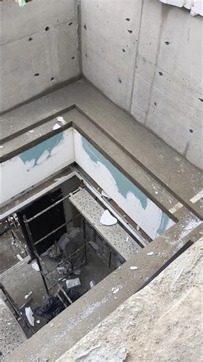 INSTALLATION OF GLASS FOR THE BOTTOM AND SIDES OF A SWIMMING POOL